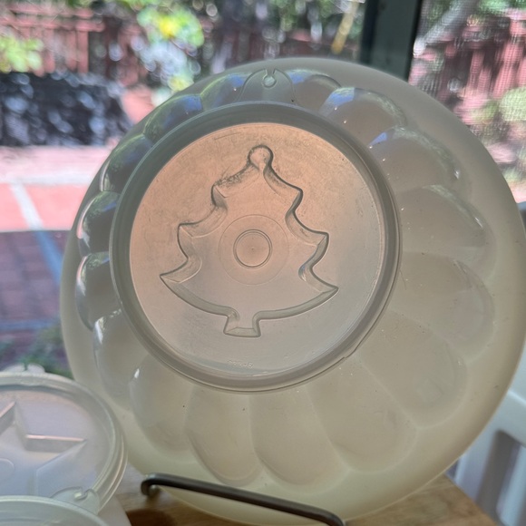 Tupperware Cream Mold with Lid - Picture 1 of 7